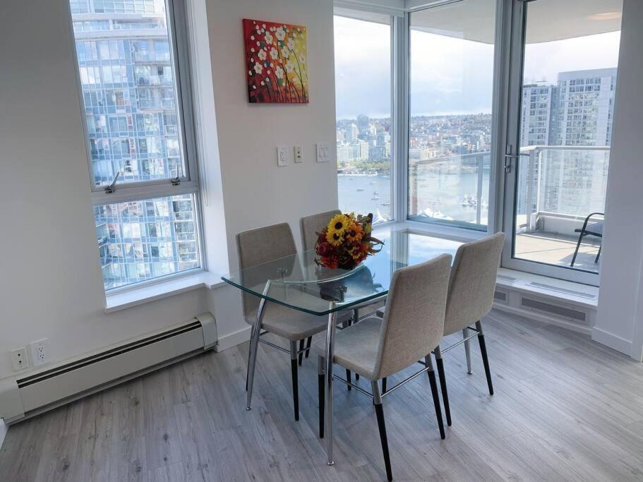Апартаменты Downtown 3Br/2Ba+Views+Skytrain+Free Parking Ванкувер Экстерьер фото
