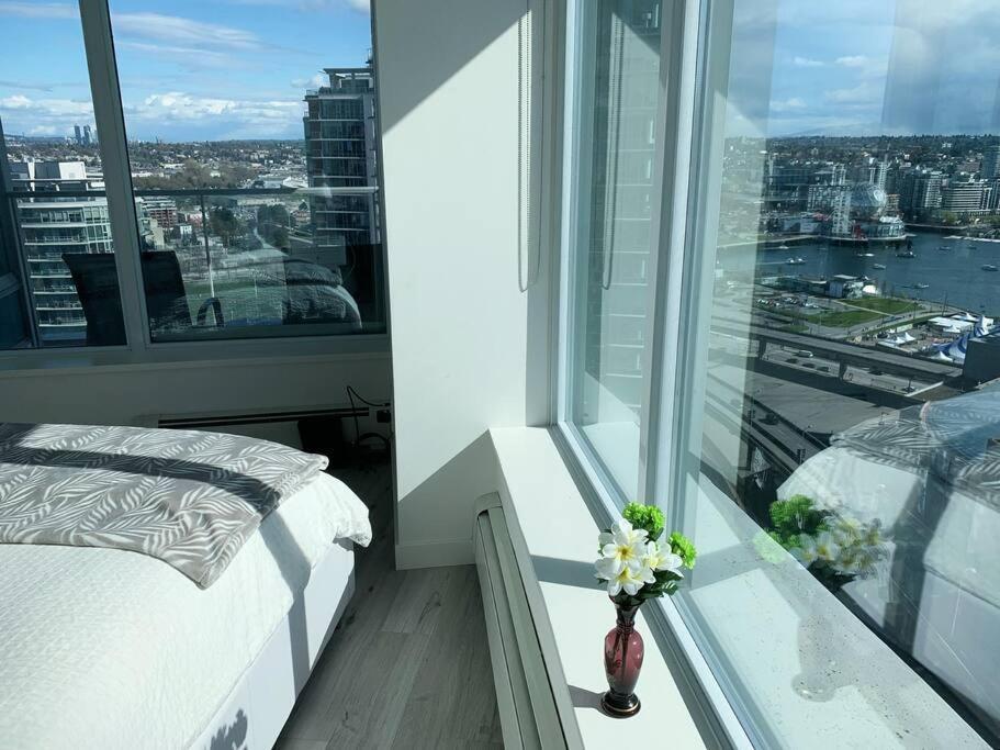 Апартаменты Downtown 3Br/2Ba+Views+Skytrain+Free Parking Ванкувер Экстерьер фото