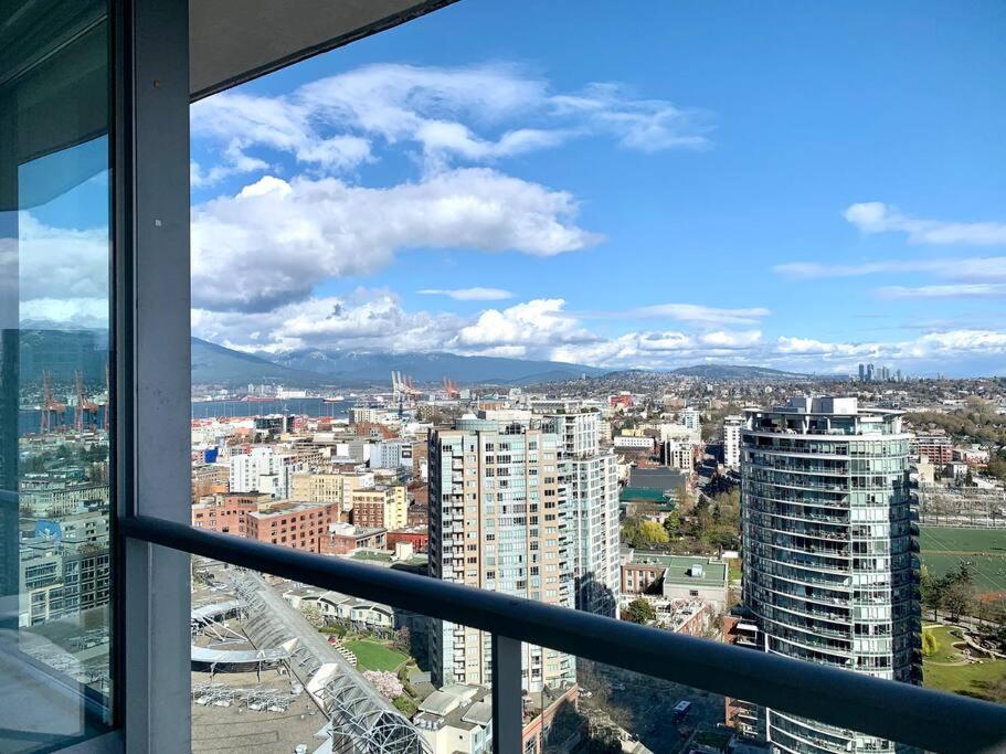 Апартаменты Downtown 3Br/2Ba+Views+Skytrain+Free Parking Ванкувер Экстерьер фото