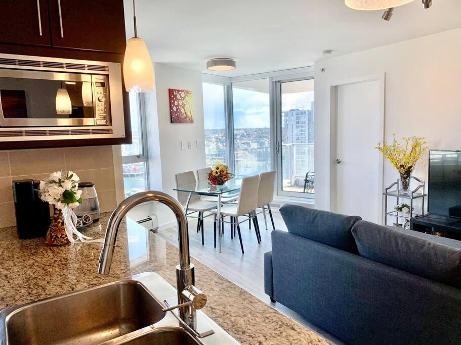 Апартаменты Downtown 3Br/2Ba+Views+Skytrain+Free Parking Ванкувер Экстерьер фото