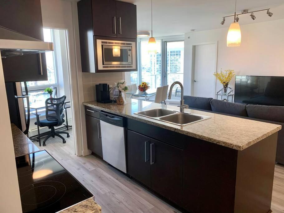 Апартаменты Downtown 3Br/2Ba+Views+Skytrain+Free Parking Ванкувер Экстерьер фото