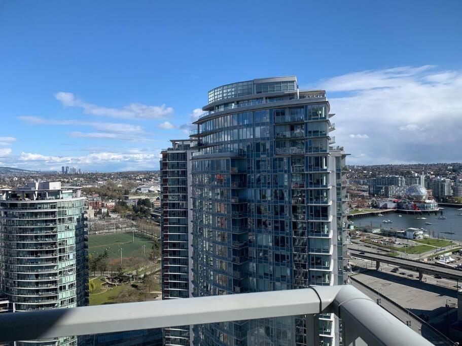 Апартаменты Downtown 3Br/2Ba+Views+Skytrain+Free Parking Ванкувер Экстерьер фото