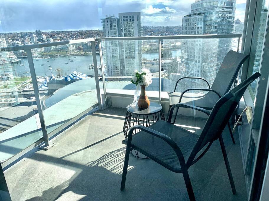 Апартаменты Downtown 3Br/2Ba+Views+Skytrain+Free Parking Ванкувер Экстерьер фото