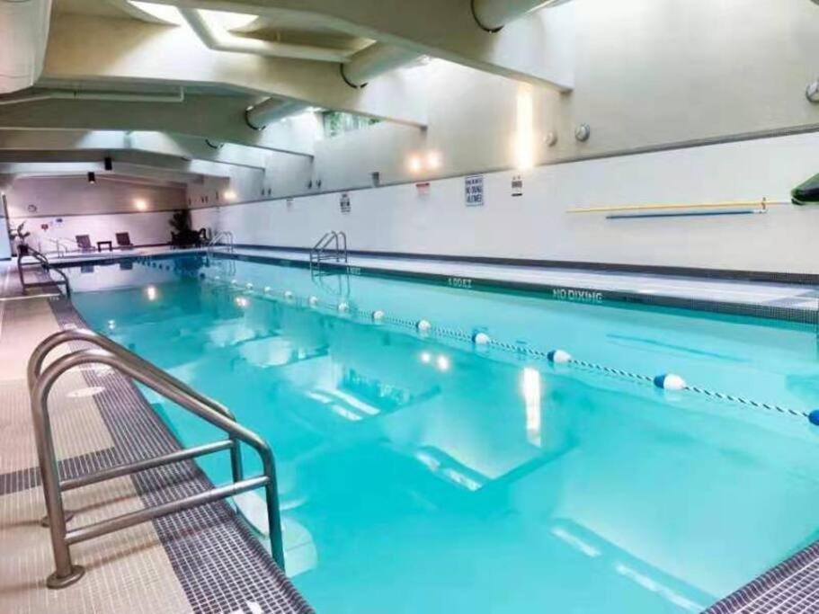 Апартаменты Downtown 3Br/2Ba+Views+Skytrain+Free Parking Ванкувер Экстерьер фото