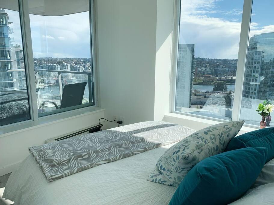 Апартаменты Downtown 3Br/2Ba+Views+Skytrain+Free Parking Ванкувер Экстерьер фото