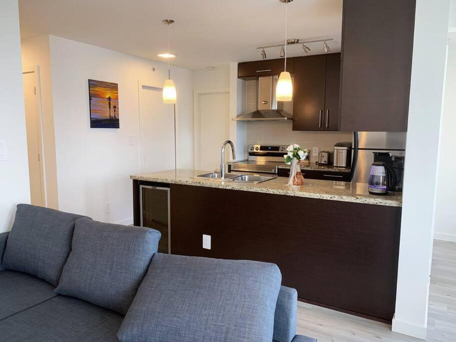 Апартаменты Downtown 3Br/2Ba+Views+Skytrain+Free Parking Ванкувер Экстерьер фото