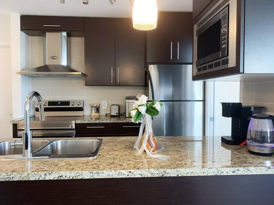 Апартаменты Downtown 3Br/2Ba+Views+Skytrain+Free Parking Ванкувер Экстерьер фото